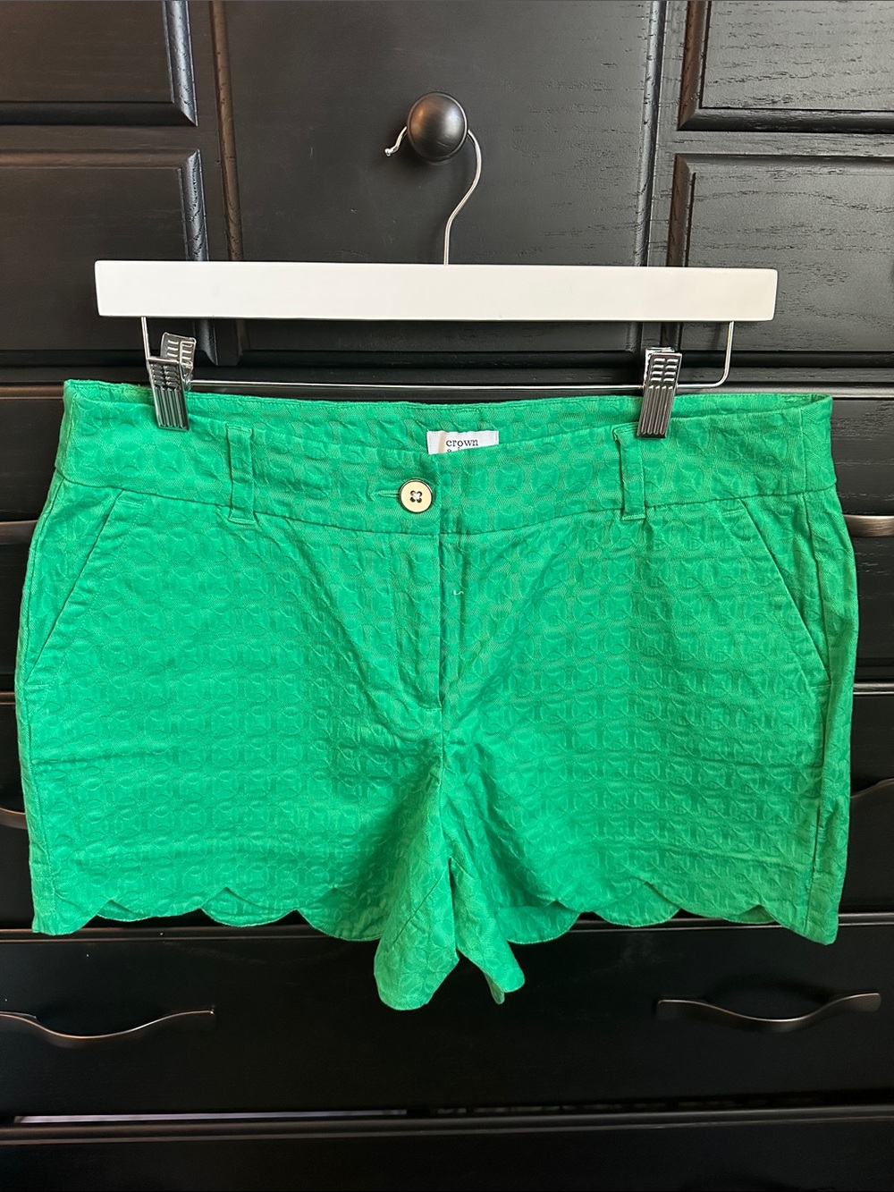 Crown & Ivy emerald Green Scalloped-Hem Shorts